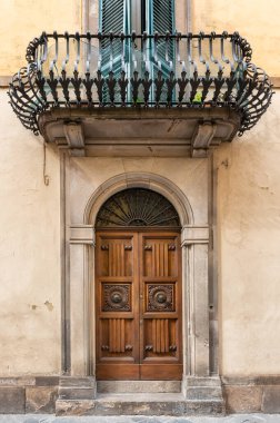 Floransa, İtalya 'nın tarihi merkezinde dekore edilmiş eski bir vintage kapı