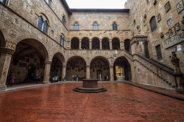意大利佛罗伦萨 2019年4月7日 游客穿过巴盖罗国家博物馆的庭院 巴盖罗曾经是一座军营和监狱 现在是一座艺术博物馆 — 图库照片