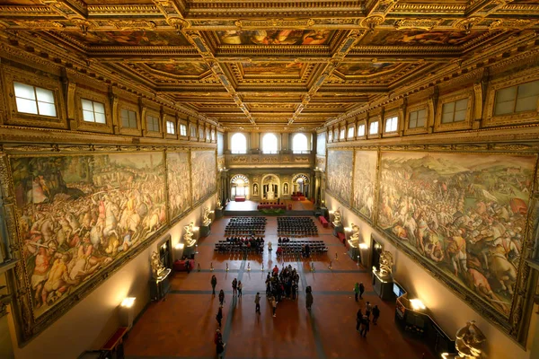 Floransa, İtalya - 7 Nisan 2019: Palazzo Vecchio, Floransa, İtalya 'daki ünlü 500 Salonu' nun panoramik manzarası 