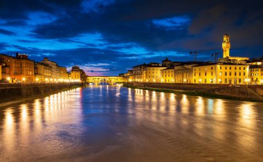 İtalya, Floransa 'daki Arno Nehri üzerindeki ünlü Ponte Vecchio' nun panoramik gece manzarası.