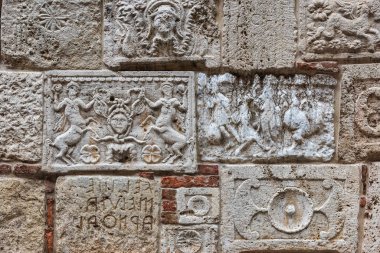 Etrüsk ve Romalılardan kalma antik taş levhalar Montepulciano, İtalya 'da bir binanın duvarına inşa edilmiş.