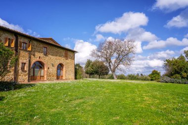 Tuscany, İtalya 'da tipik eski taş evlerle şaşırtıcı bahar manzarası
