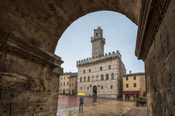 Turista Con Ombrellone Giallo Cammina Attraverso Piazza Grande Vuota Medievale — Foto Stock