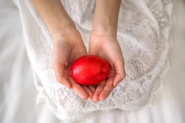 Easter Concept Close View Little Girl Hands Hold Painted Red — Stock Photo, Image