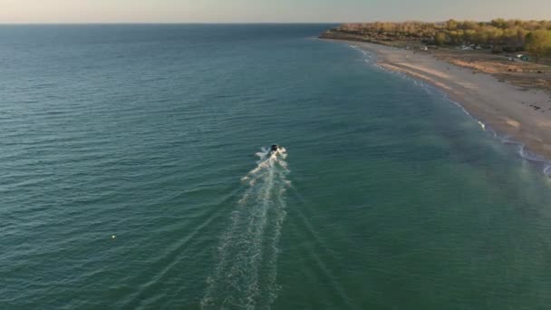 Vliegtuig Vliegen Speedboot Helder Groen Zeewater Voor Zonsondergang — Stockvideo