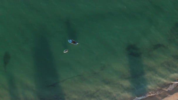 Vol Drone Avec Rotation Sur Une Belle Plage Sable Sauvage — Video