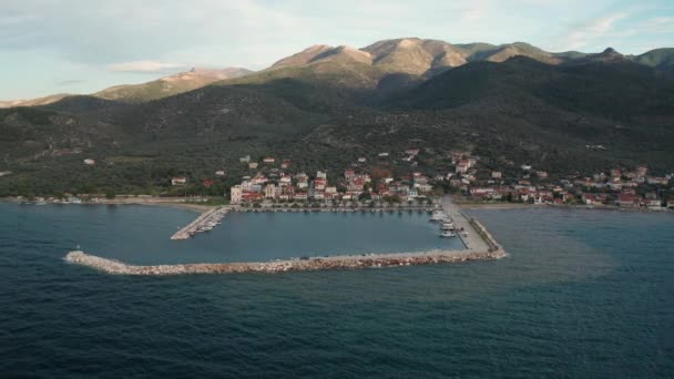 Arial Video Pequeño Puerto Deportivo Del Pueblo Con Barcos Anclados — Vídeos de Stock