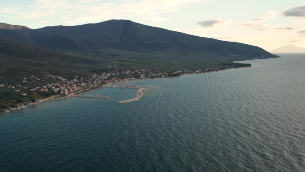 Arial Video Pequeño Puerto Deportivo Del Pueblo Con Barcos Anclados — Vídeo de stock