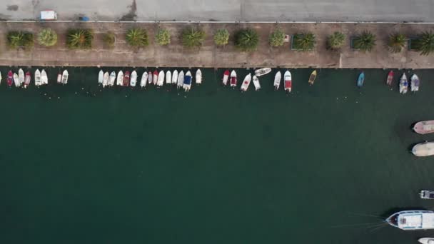 Top View Vídeo Com Barcos Ancorados Uma Fileira Thasos Ilha — Vídeo de Stock