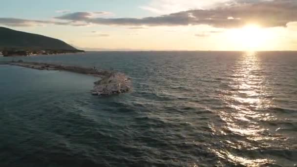 Yunanistan Thasos Adasının Kayalık Kıyı Şeridinde Gün Batımında Küçük Bir — Stok video