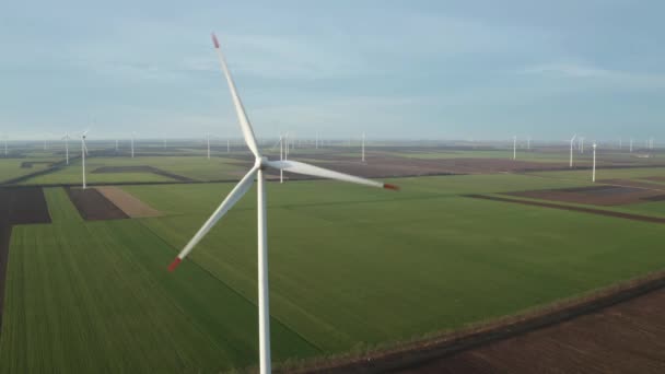 Luchtvlieg Rond Windturbines Door Het Voorjaar Landbouwveld Schoon Hernieuwbare Windmolenpark — Stockvideo