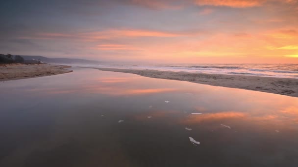 Vídeo Com Bela Vista Colorida Nascer Sol Uma Praia Areia — Vídeo de Stock