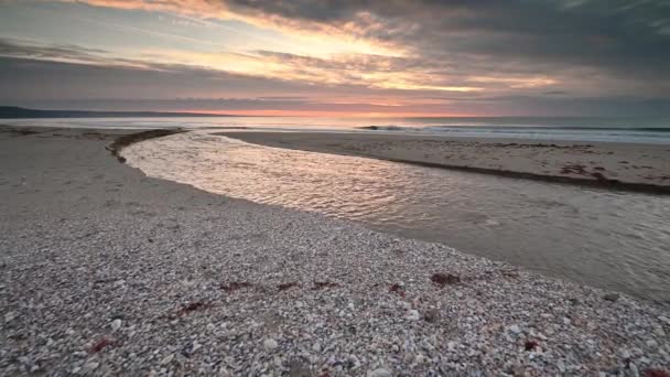 Video Con Hermosa Vista Colorida Amanecer Una Playa Arena — Vídeo de stock