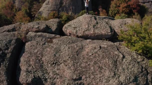 Flygfoto Flyga Runt Ung Blond Kvinna Med Vit Skjorta Känsla — Stockvideo