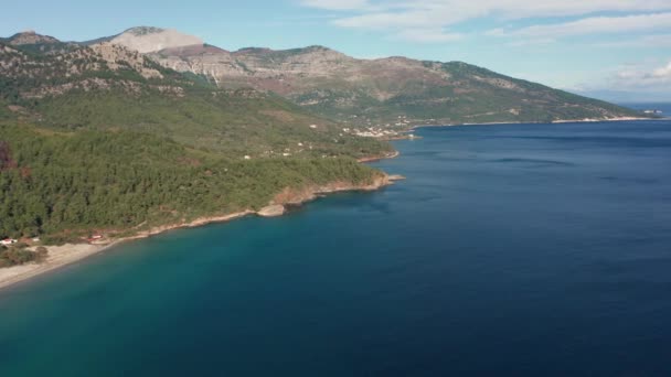 Drone Flygning Runt Bergssluttningar Och Stenig Kust Thasos Och Den — Stockvideo