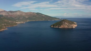 Dağın yamaçlarında İHA uçuşu ve Thasos adasının kayalık kıyı şeridi ve Yunanistan 'ın Nisida Kinira adası.