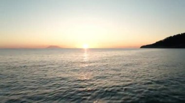 Dalgalı bir deniz ve güzel bir gündoğumu olan İHA uçuşu - Ege Denizi, Yunanistan