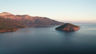 Dağın yamaçlarında İHA uçuşu ve Thasos adasının kayalık kıyı şeridi ve Yunanistan 'ın Nisida Kinira adası.