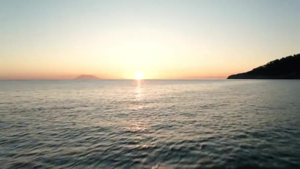 波状の海と美しい日の出とドローン飛行 ギリシャ エーゲ海 — ストック動画