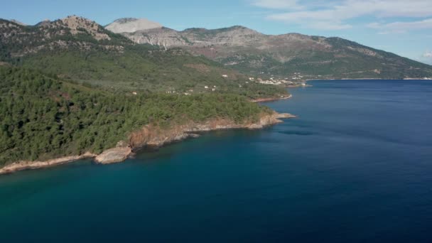 Vuelo Con Drones Alrededor Las Laderas Las Montañas Costa Rocosa — Vídeo de stock