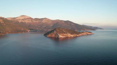 Dağın yamaçlarında İHA uçuşu ve Thasos adasının kayalık kıyı şeridi ve Yunanistan 'ın Nisida Kinira adası.