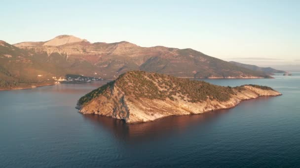 Vuelo Con Drones Alrededor Las Laderas Las Montañas Costa Rocosa — Vídeos de Stock