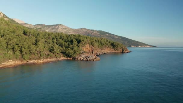 无人驾驶飞机在萨索斯岛和希腊Nisida Kinira小岛的山坡和岩石海岸线周围飞行 — 图库视频影像