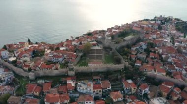 Yunanistan 'ın kuzeyindeki Kavala kenti üzerinde insansız hava aracı uçuşu, Ege Denizi ile çevrili, kırmızı çatıları ve ortaçağ şehir duvarları olan eski bir kasaba.