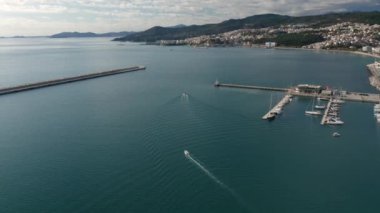 Yunanistan 'ın kuzeyindeki Kavala kenti üzerinde insansız hava aracı uçuşu, yeni kasaba, gezinti güvertesi ve tekneli marina