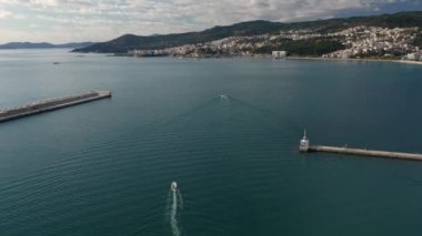 Yunanistan 'ın kuzeyindeki Kavala kenti üzerinde insansız hava aracı uçuşu, yeni kasaba, gezinti güvertesi ve tekneli marina