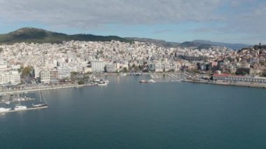 Yunanistan 'ın kuzeyindeki Kavala kenti üzerinde insansız hava aracı uçuşu, yeni kasaba, gezinti güvertesi ve tekneli marina