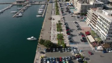 Kavala, Yunanistan - 1 Aralık 2019: Yunanistan 'ın kuzeyindeki Kavala kenti, yeni kasaba, gezinti güvertesi ve tekneli marina üzerinde insansız hava aracı uçuşu