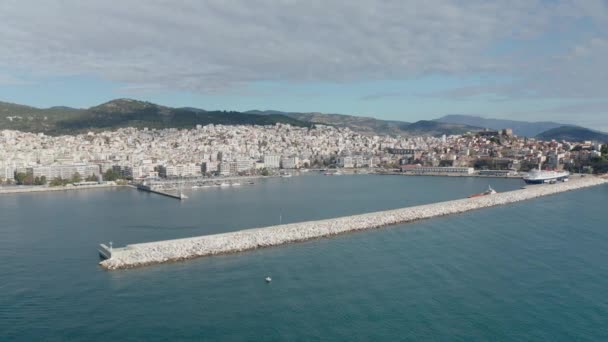 ボートでギリシャ北部のカバラ市 新しい町 遊歩道 マリーナへのドローン飛行 — ストック動画