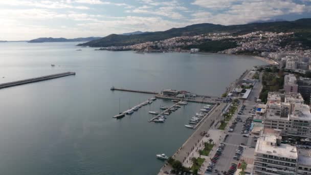ボートでギリシャ北部のカバラ市 新しい町 遊歩道 マリーナへのドローン飛行 — ストック動画