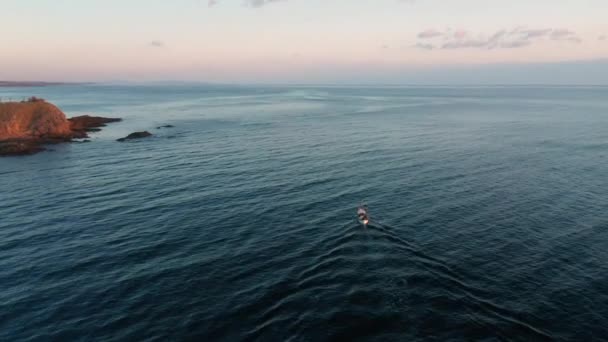 Vuelo Drones Amanecer Por Encima Pequeño Barco Que Entra Mar — Vídeo de stock