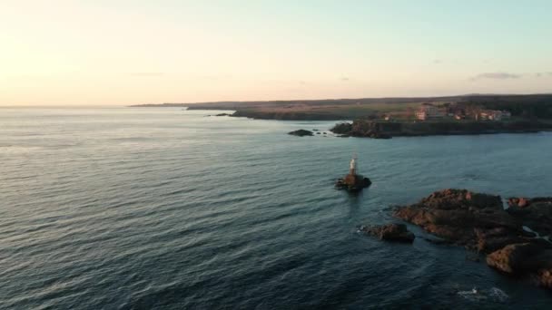 Un vol de drone au lever du soleil autour du phare dans le port d'Ahtopol, côte de la mer Noire, Bulgarie 