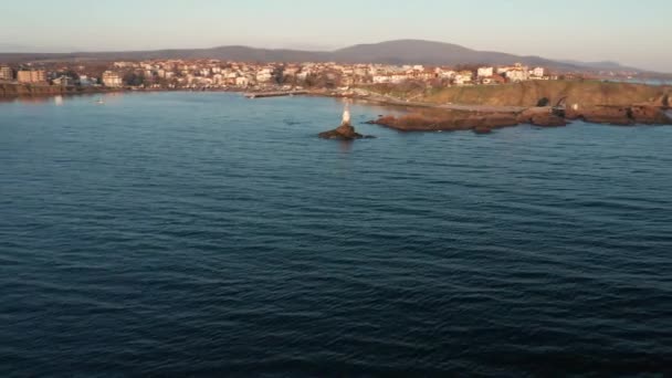 Un vol de drone au lever du soleil autour du phare dans le port d'Ahtopol, côte de la mer Noire, Bulgarie 