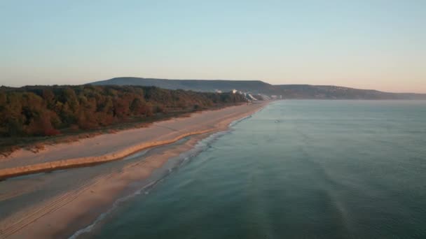 Drone Πτήση Πάνω Από Την Όμορφη Άδεια Αμμώδη Παραλία Γαλαζοπράσινη — Αρχείο Βίντεο