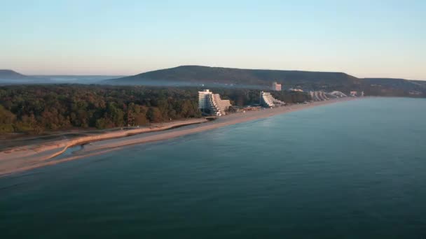 位于保加利亚阿尔贝纳的黑海海滨度假胜地 无人驾驶飞机在美丽的空旷沙滩上飞行 岛上有碧绿的大海和沿海宾馆 — 图库视频影像