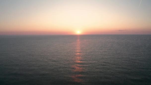 朝の穏やかな海と美しい日の出の上の航空ビデオ ブルガリア — ストック動画
