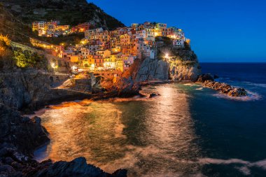 Manarola 'nın panoramik gece manzarası. İtalya' nın Liguria bölgesindeki Cinque Terre Ulusal Parkı 'nın beş ünlü renkli köyünden biri..