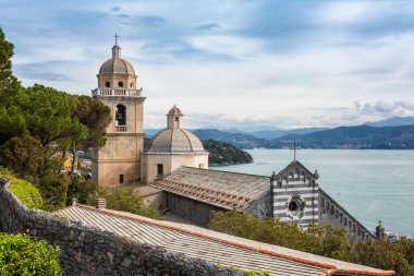 Doria Kalesi 'nden San Lorenzo Kilisesi' ne (Chiesa di San Lorenzo) uzanan manzara Porto Venere, İtalya 'daki Şairler Körfezi manzaralı