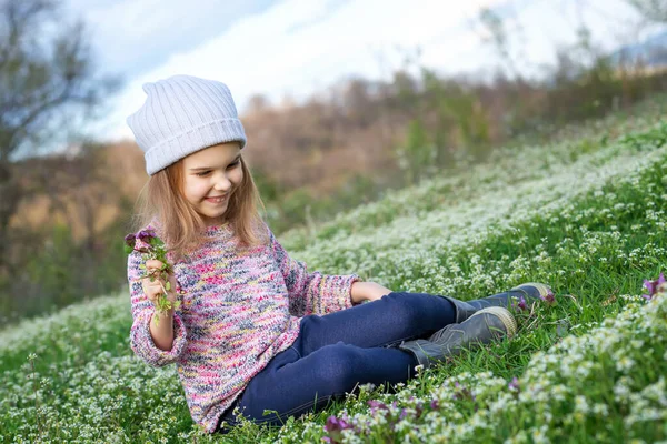 Прекрасна Маленька Дівчинка Грає Весняному Полі Повний Білих Квітів — стокове фото