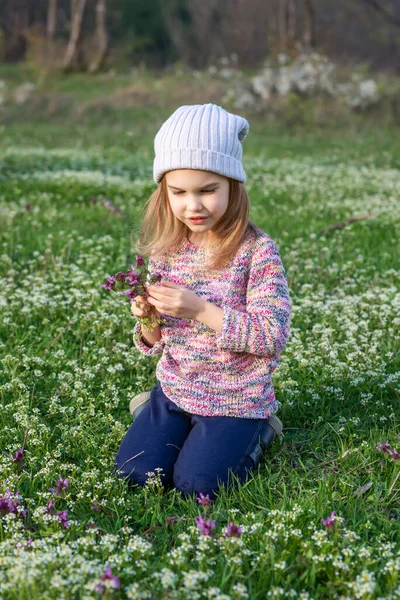 可爱的小女孩在春天的田野里玩满了白花 — 图库照片
