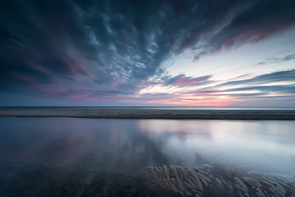 Удивительный Вид Восход Солнца Красочными Пейзажами Диком Песчаном Пляже Синий — стоковое фото