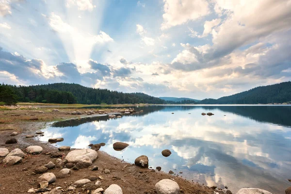 山の湖の上に劇的な空と美しい朝の景色 ブルガリア ロドピ山脈のシロカポリアナダム — ストック写真