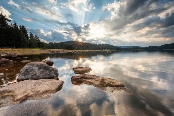 Bela Vista Nascer Sol Com Raios Sol Sobre Lago Montanha — Fotografia de Stock