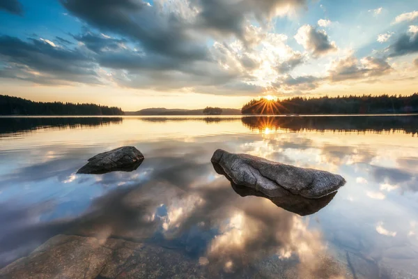 Vacker Utsikt Över Solnedgången Med Solstrålar Över Fjällsjö Shiroka Polyana — Stockfoto