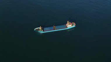 Denize, Karadeniz ve Bulgaristan 'a giden boş bir konteyner gemisinin üzerinden insansız hava aracı uçuşu 