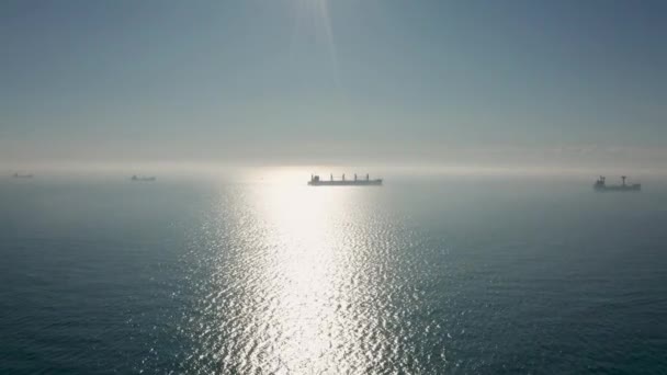 Vista Aérea Mar Con Siluetas Barcos Mercantes Niebla Mañana Mar — Vídeos de Stock